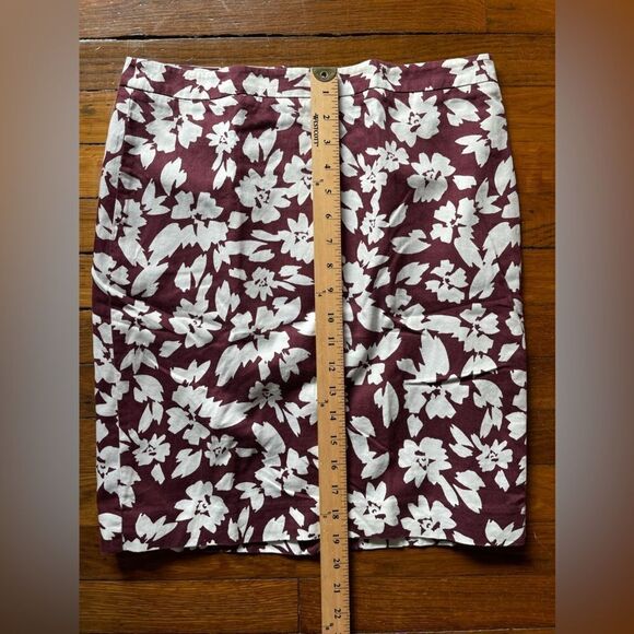 LOFT size 4 floral maroon and white pencil skirt - Picture 3 of 9